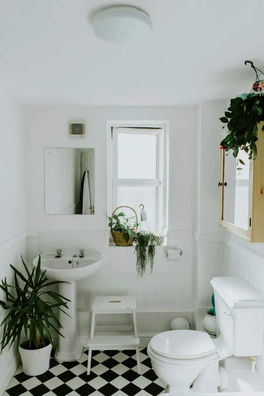 Salle de bains rénovée avec baignoire