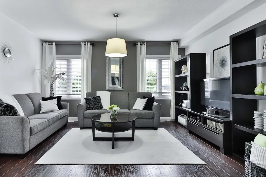 Chambre rénovée avec sols stratifiés
